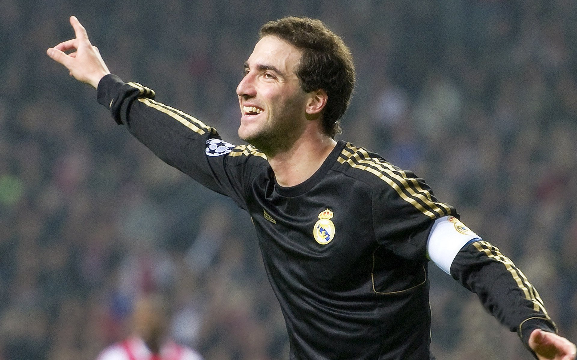 开云体育下载官网-德甲激烈竞争，数据揭示战术变革推动攻守平衡的核心路径，德甲格局